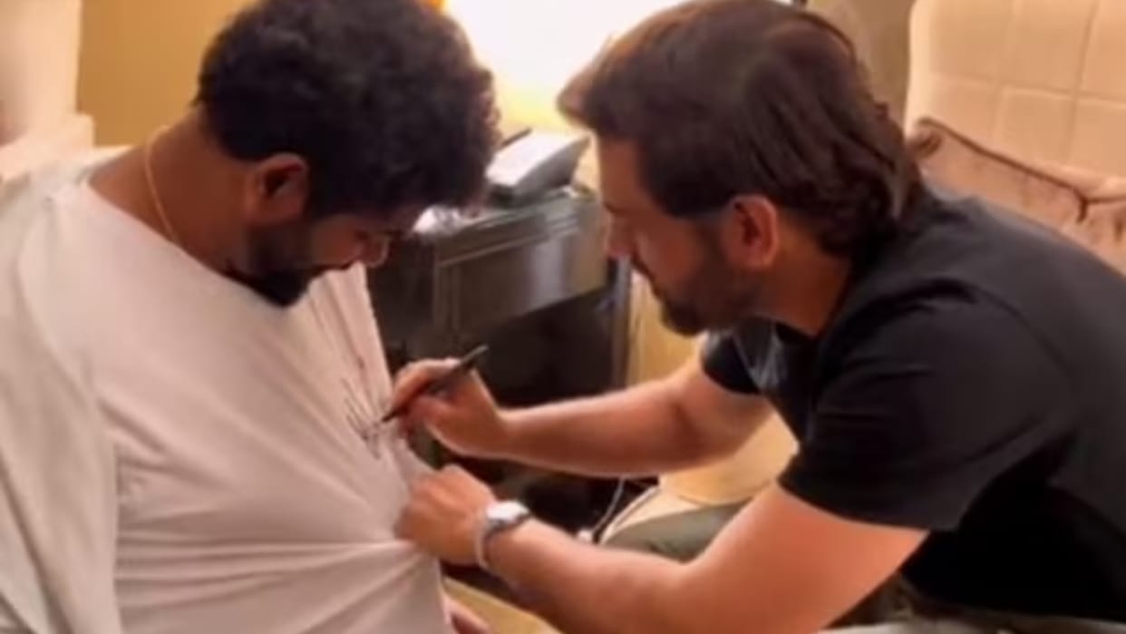 Director Vignesh Shivan Reaction After Getting MS Dhoni Autograph will make you emotionl; Watch Video
