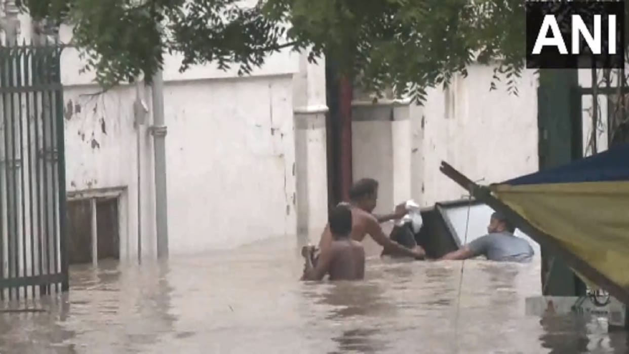 Food and drink crisis in front people evacuated flood area in Delhi