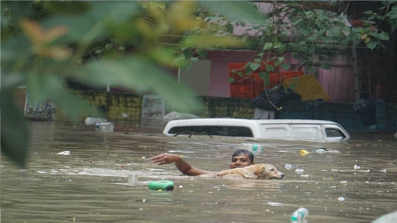 Delhi yamuna flood update water entered in low lying areas besides ring road and isbt kashmiri gate