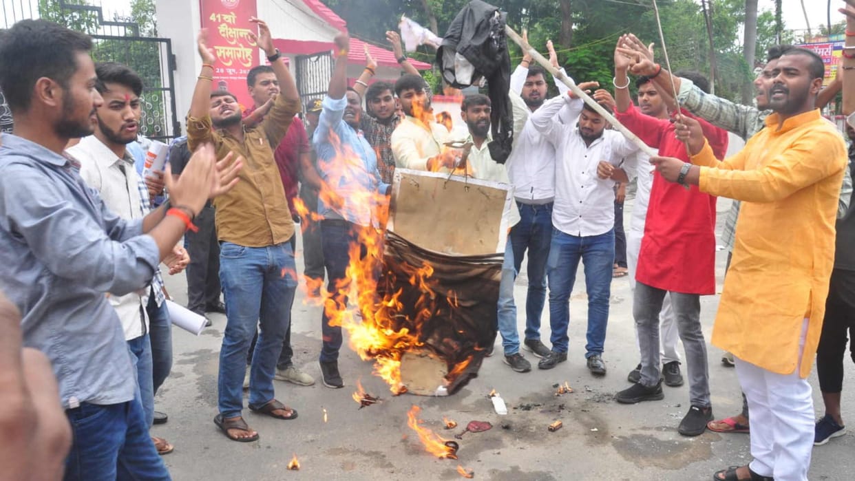 Gorakhpur University Scuffle between ABVP worker and controller burning burning effigy of Vice-Chancellor