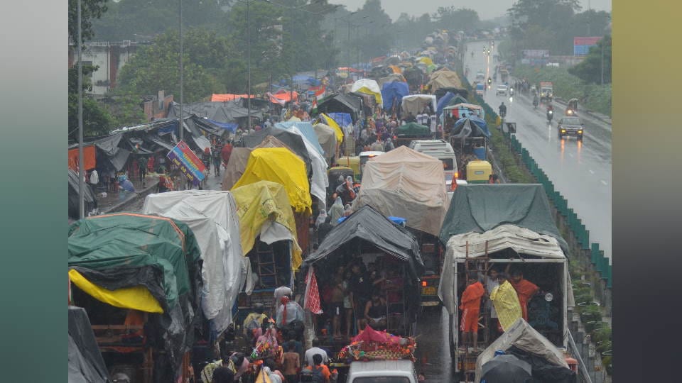 Kanwar Yatra 2023 Dak Kanwar Huge Crowd in Haridwar devotees panic Photos