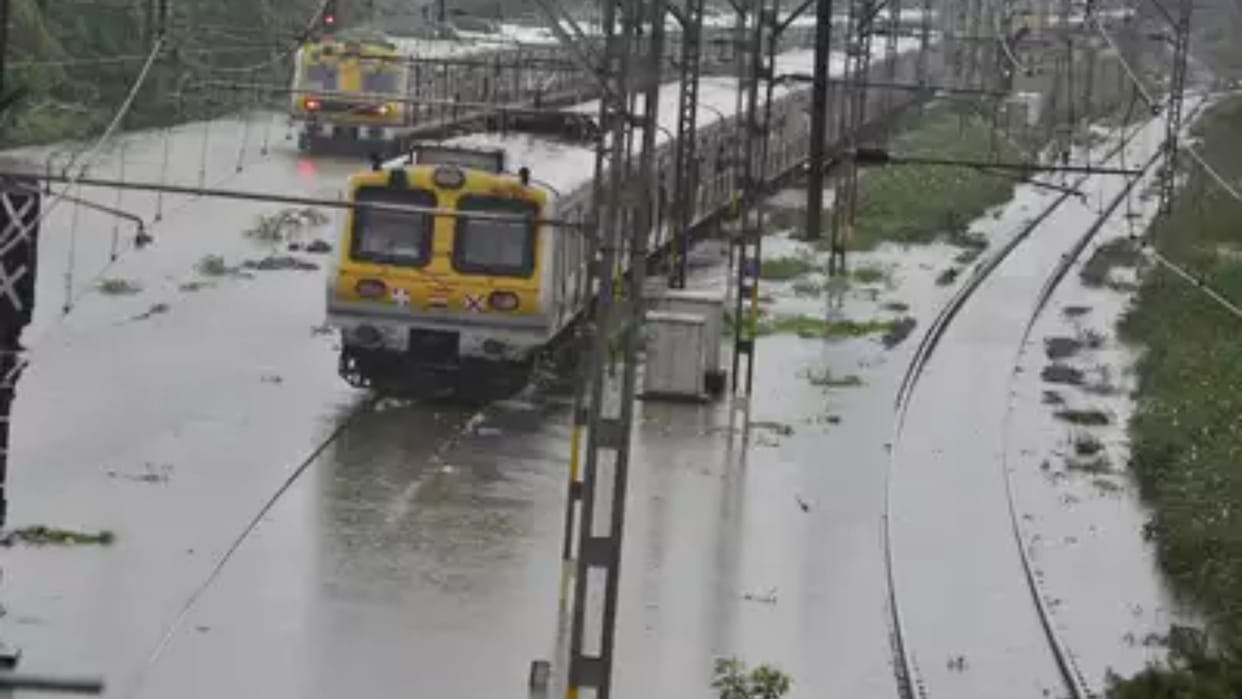 Railways: Railways badly affected due to heavy rains, more than 700 trains canceled in nine days