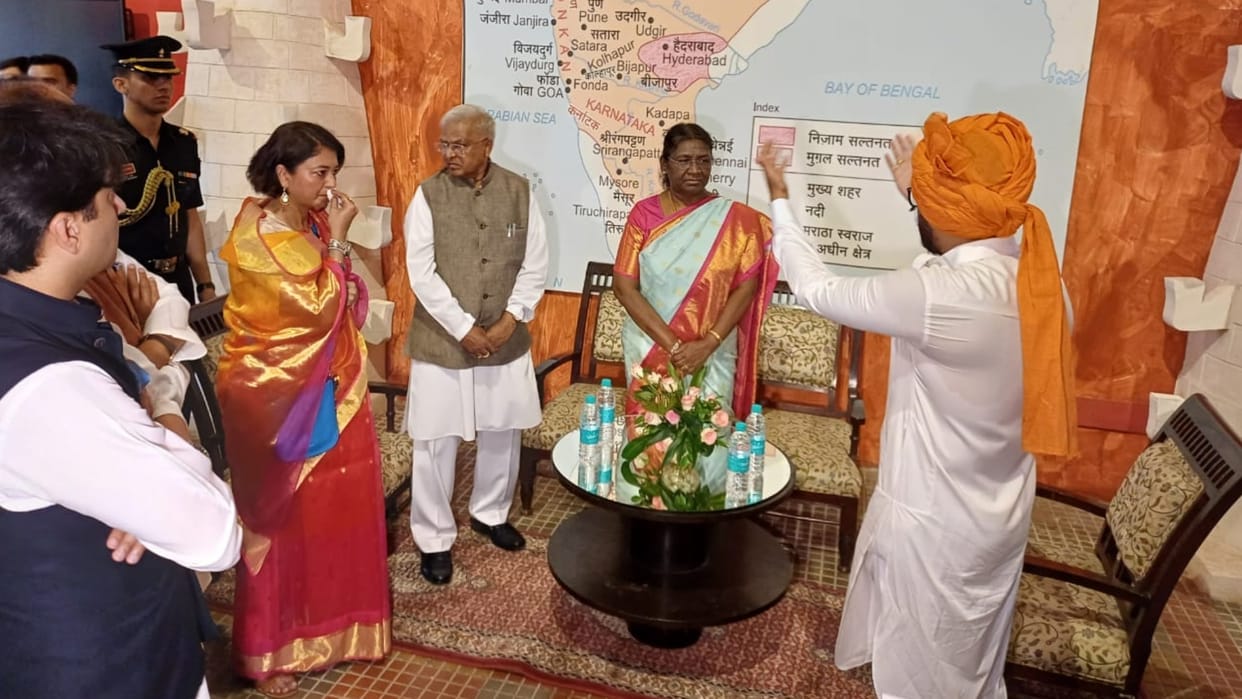 Draupadi Murmu MP Visit Live Attend Iiitm Convocation Lunch With Jyotiraditya Scindia in Jai Vilas Palace News