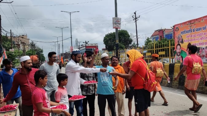 Meerut: communal harmony was visible in the Kanwar Yatra, Muslims showered flowers on Shiva devotees