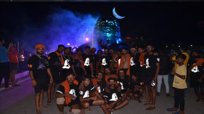 Kanwar Yatra: The highway became saffron, the kanwariyas moving towards the pagodas dancing and singing