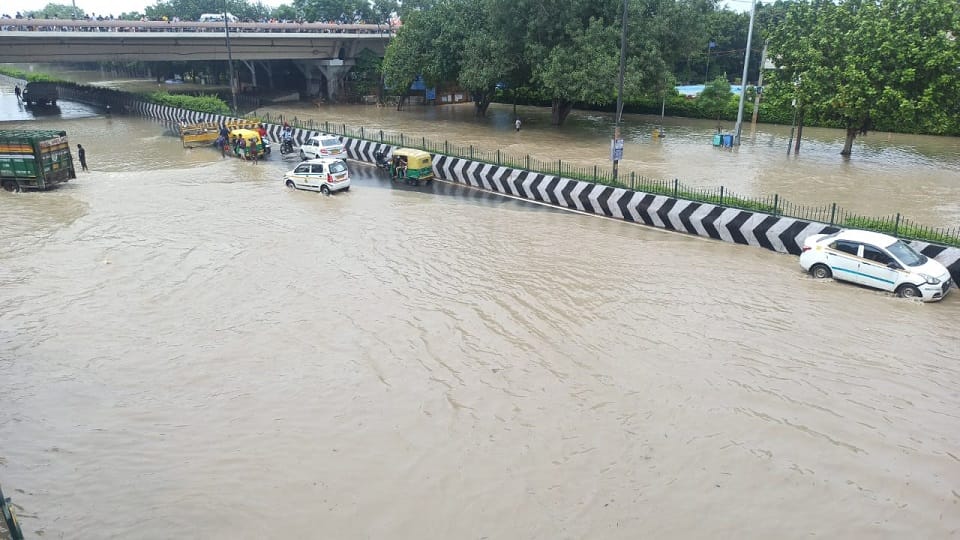 Delhi yamuna flood update water entered in low lying areas besides ring road and isbt kashmiri gate