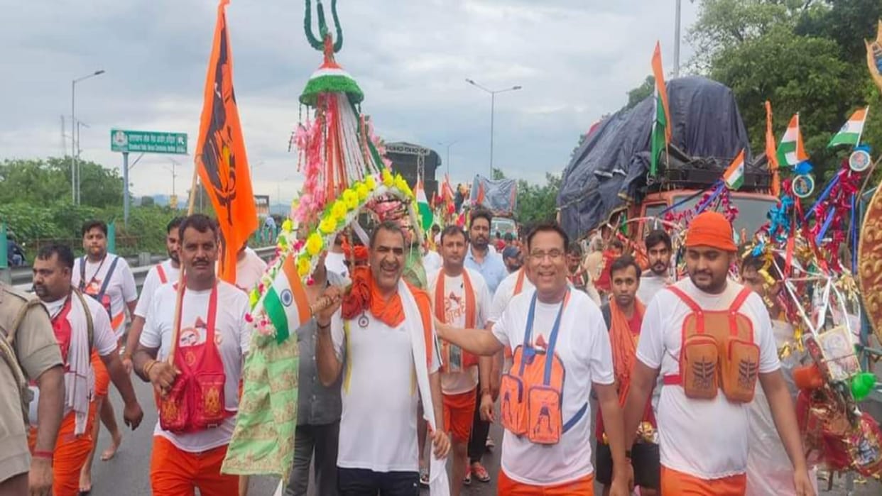 Kanwar Yatra: Minister Sanjeev Balyan reached Purkaji with Kanwar, people welcomed him by showering flowers