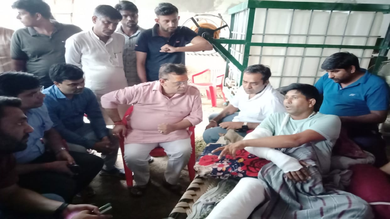Accident: Dharmendra told, family kept on suffering in car for 40 minutes, officials did not reach for help