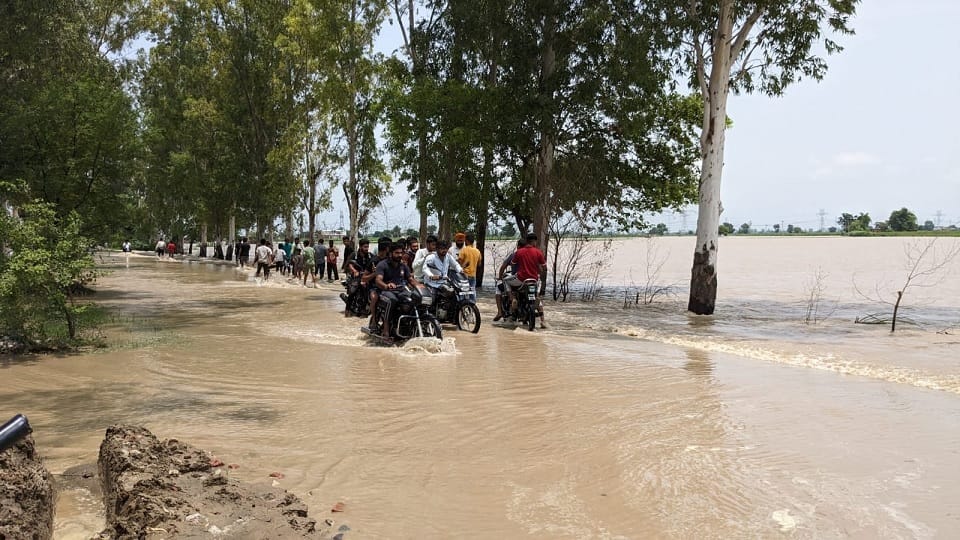 Haryana Flood Situation, Crack in embankment of Samaspur village of Karnal, water filled in 27 villages