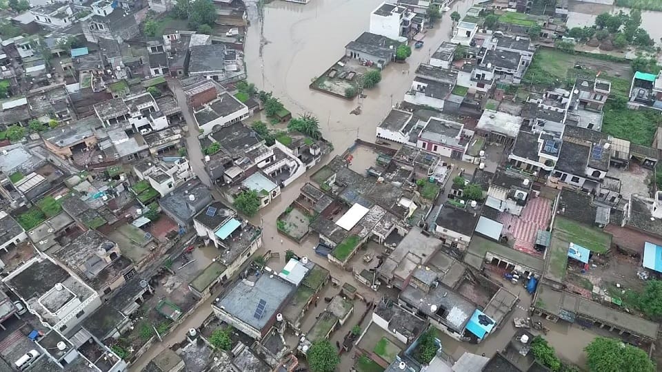 Haryana Flood Situation, Crack in embankment of Samaspur village of Karnal, water filled in 27 villages