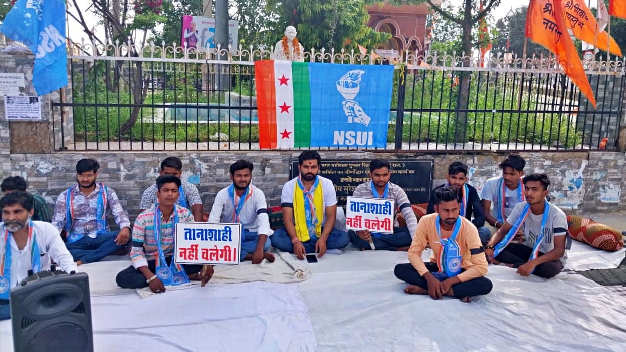 NSUI workers performed a silent protest by tying black bands in Pushkar