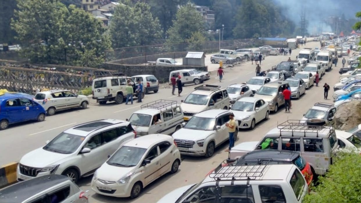 himachal flash floods: 3000 tourist vehicles evacuated in two days from kullu and manali amid flash floods