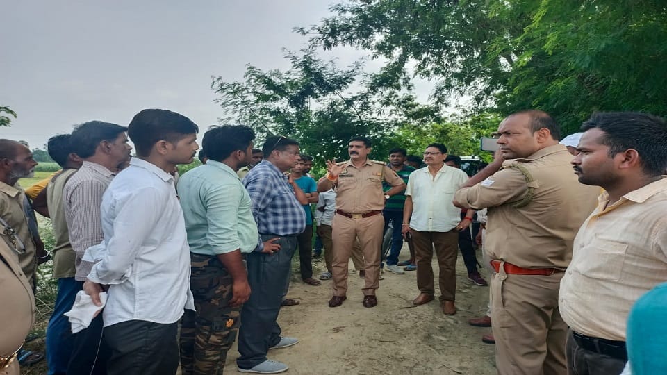 dead body of old man found lying in the farm in lakhimpur kheri
