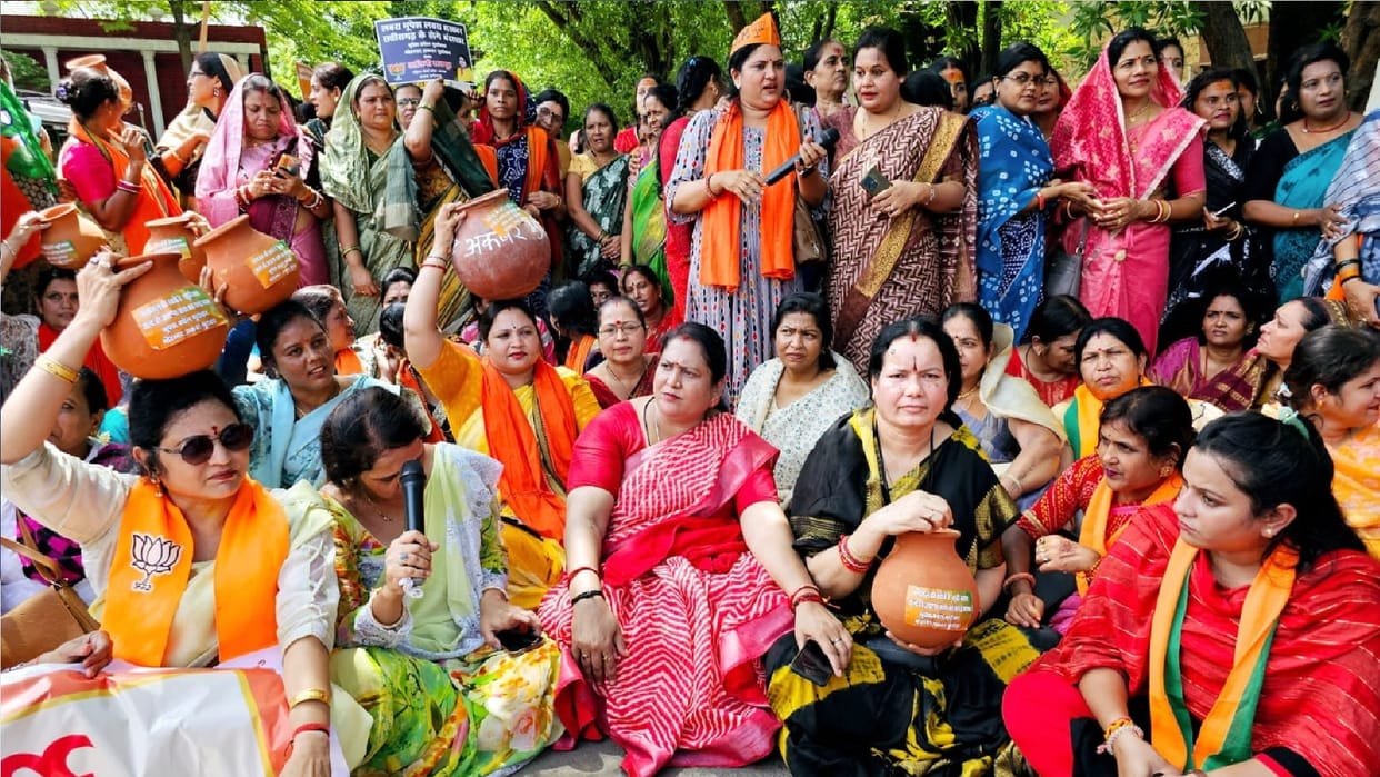 Politics on Prohibition: CG BJP Mahila Morcha protest against minister Mohammad Akbar bungalow