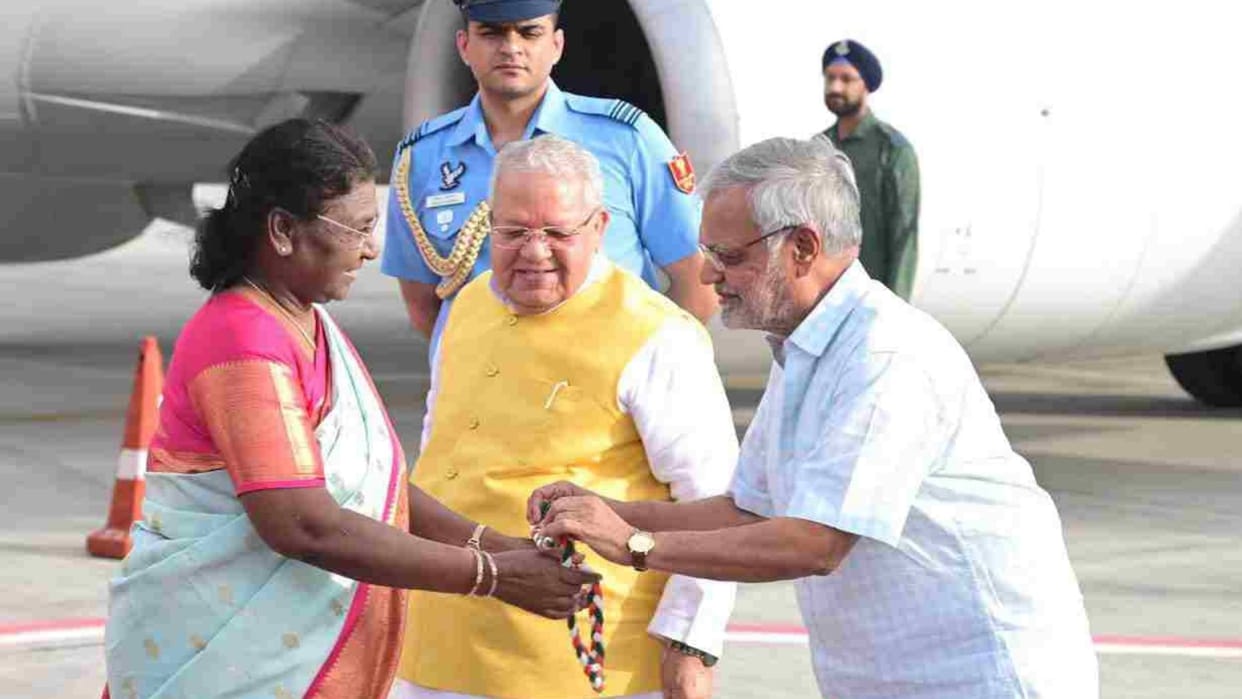 Governor Kalraj Mishra welcomes President Draupadi Murmu at Jaipur Airport