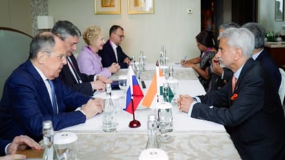 रूस के विदेश मंत्री सर्गेई लावरोव और एस जयशंकर।