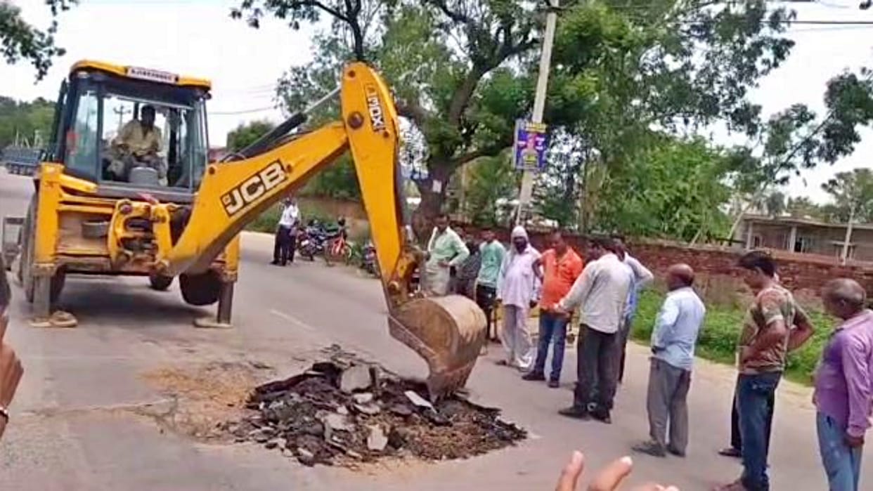 Bike rider died after falling into a pit in the middle of the road in Jhunjhunu Pilani