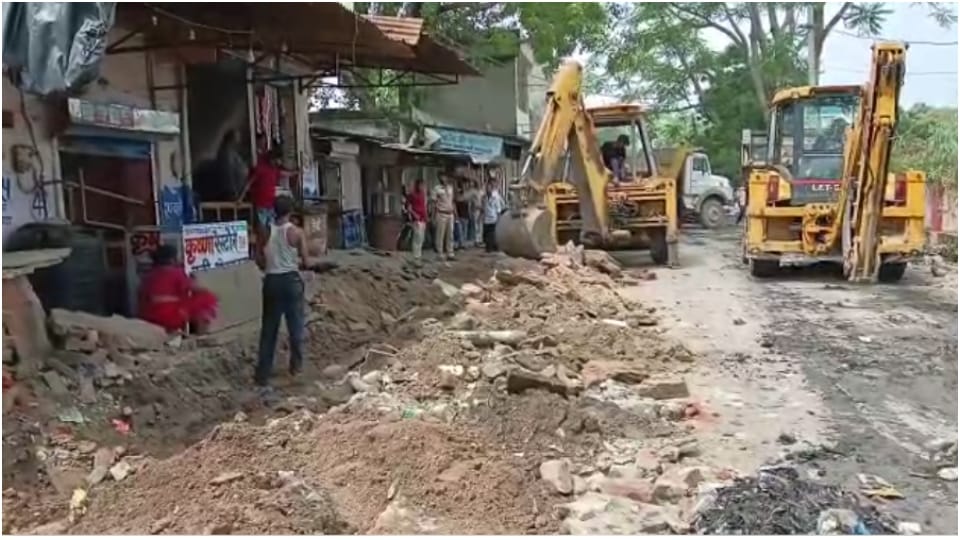 Traders set up stalls in protest at 130 shops that were demolished during G-20 in rudrapur