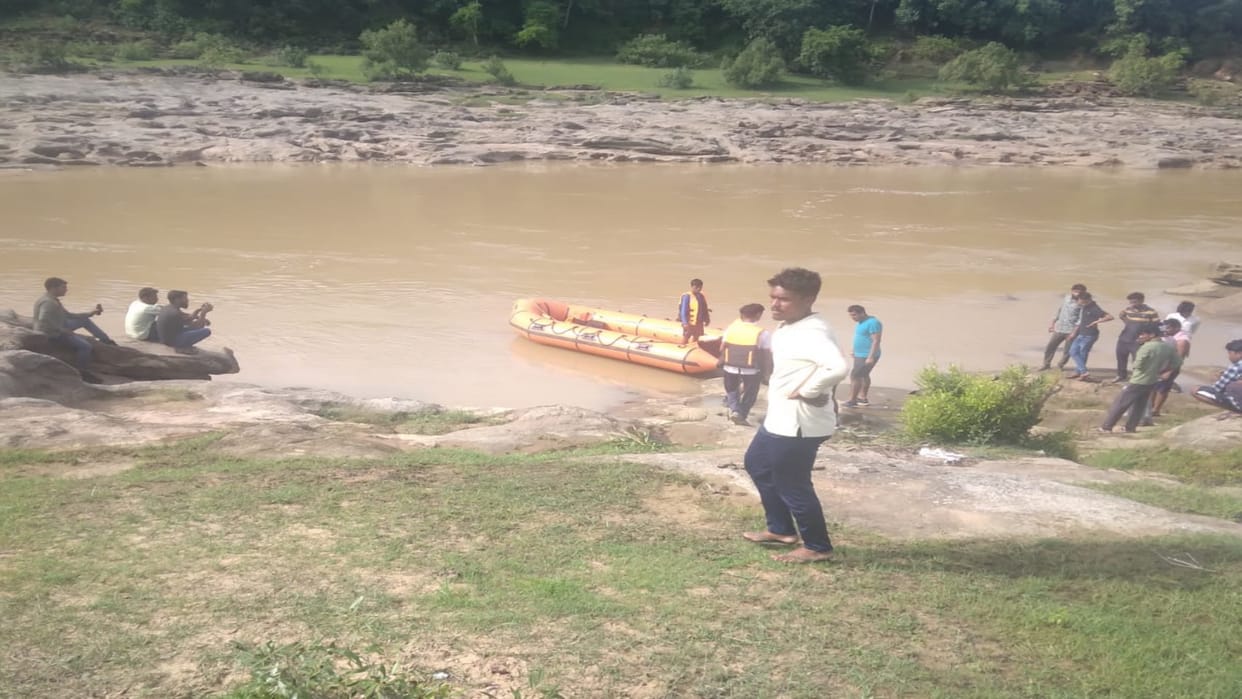 Shahdol News Kishore Baha while bathing in Diyapipar Son river SDRF team is searching