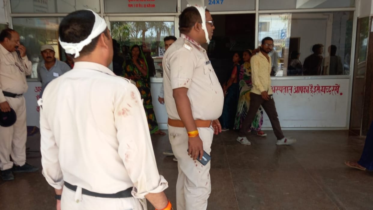 Shahdol News Excise team returning after catching liquor two injured including sub-inspector