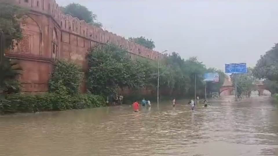 Yamuna water has come on roads and colonies in low-lying areas of Delhi