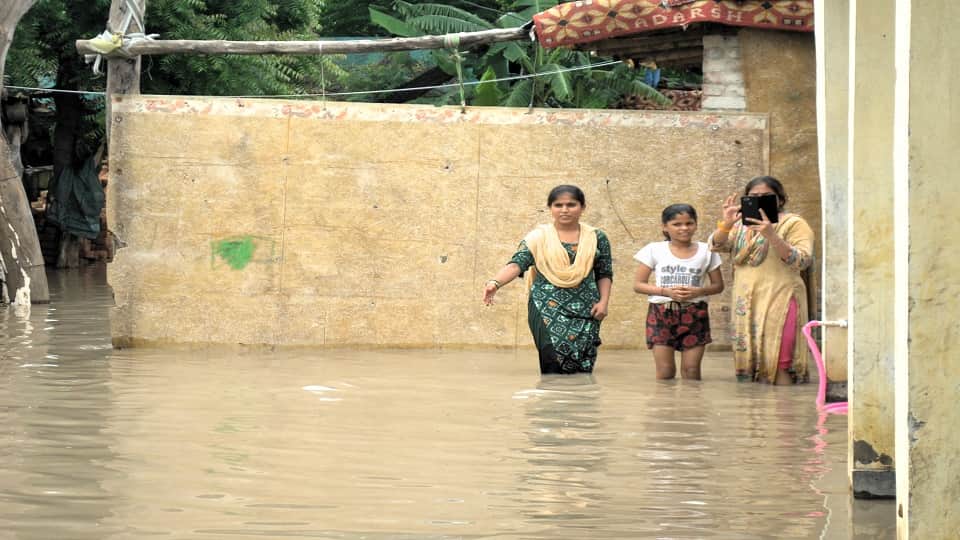 Yamuna water has come on roads and colonies in low-lying areas of Delhi