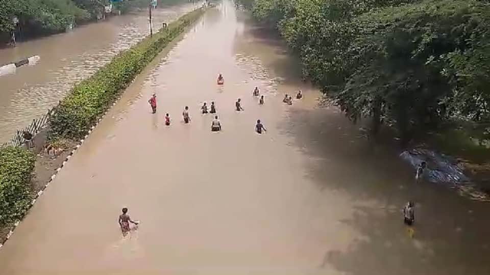 Yamuna water has come on roads and colonies in low-lying areas of Delhi