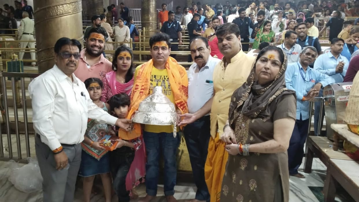 Ujjain News Devotee of Delhi offered one kg 350 grams silver crown to Baba Mahakal