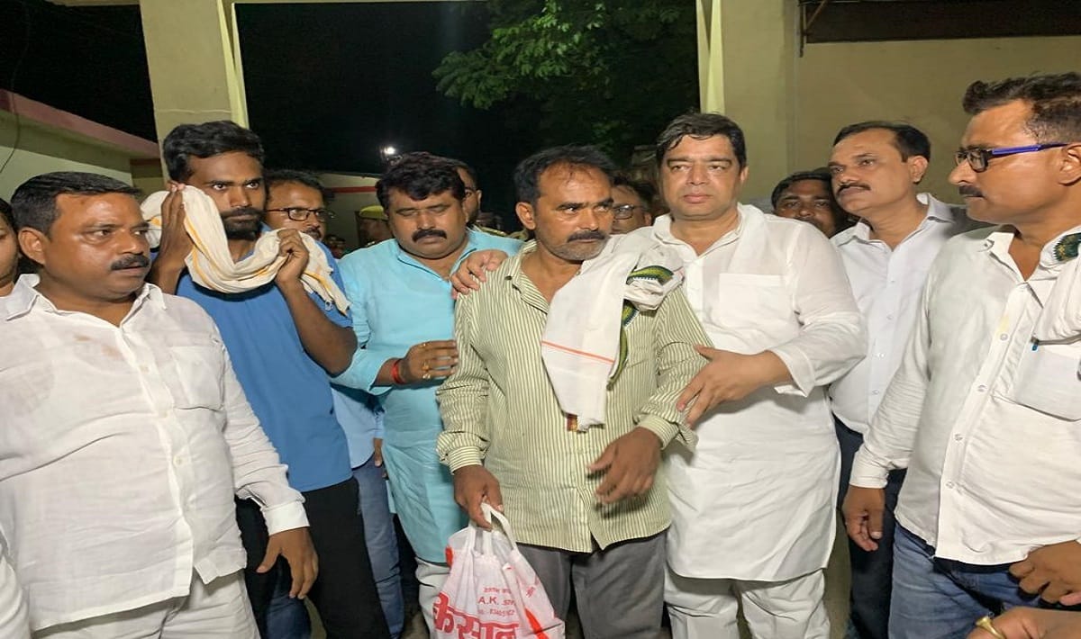 Father and son released from Jail who accused of selling tomatoes by using bouncers in varanasi
