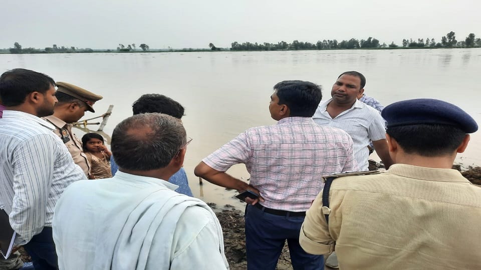 Yamuna is in spate, flood like situation is being created in Tappal area