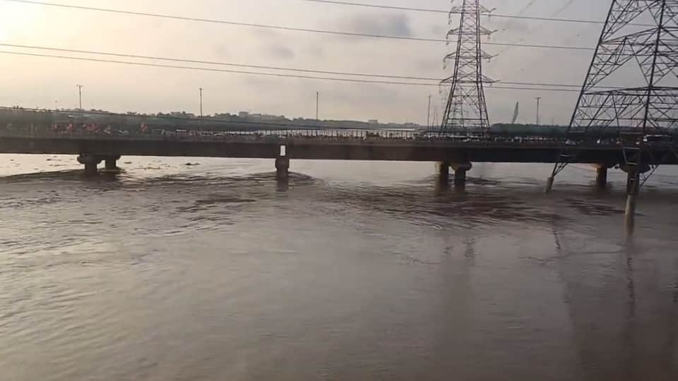 Yamuna water has come on roads and colonies in low-lying areas of Delhi