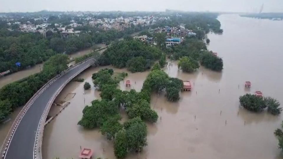 Yamuna Flood: Water up to one floor in many areas, people are stranded, 5000 evacuated in 24 hours
