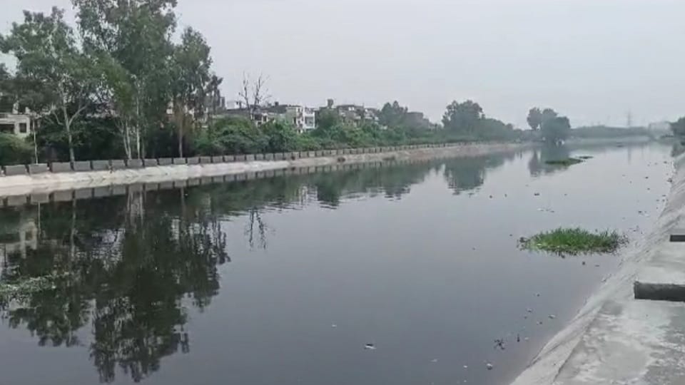 Najafgarh and Jahangirpuri drains full, fear of drowning in the area