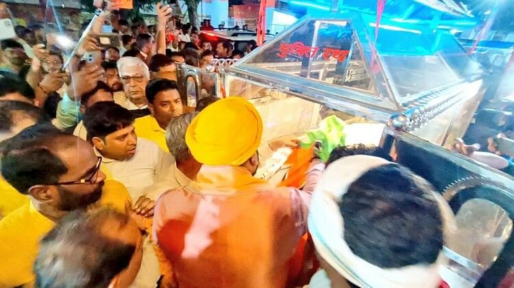 Bihar : भाजपा के पास सिर्फ 5 मिनट; मुख्यमंत्री पर मर्डर केस दर्ज कराने के रास्ते में अटक गया रोड़ा