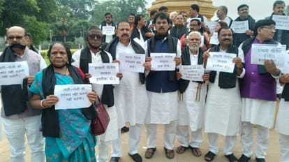 Bihar Vidhan Mandal : भाजपा विधायकों का मौन प्रदर्शन, काला गमछा दिखाकर किया विरोध; दोनों सदन स्थगित Bihar Vidhan Sabha: Silent demonstration of BJP MLAs, protest against Nitish Kumar by showing black cloth