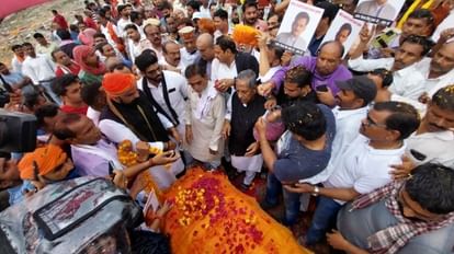 Bihar : जेपी नड्डा की स्पेशल टीम करेगी BJP नेता की मौत की जांच, अंतिम संस्कार में नीतीश के विरोध में नारेबाजी Bihar News: JP Nadda's special team will investigate the death of BJP leader Vijay Singh