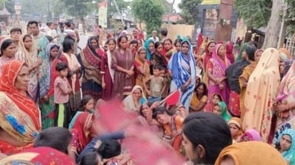 Bihar: दुल्हन के चाचा ने बरात में महिलाओं के साथ डांस करने से टोका, नाराज युवकों ने पीटकर उतारा मौत के घाट Bride's uncle beaten to death by angry youths after he was interrupted for dancing with women in wedding