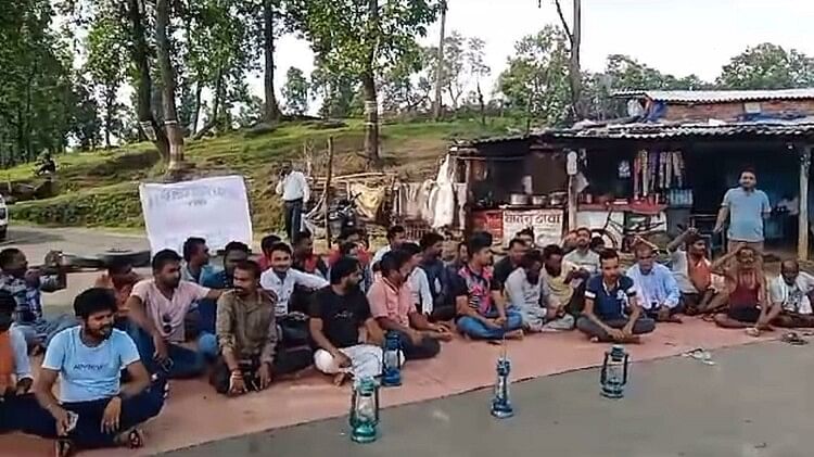 Mcb News:अघोषित बिजली कटौती के विरोध में जनकपुर-मनेंद्रगढ़ मार्ग पर चक्काजाम, लोग सड़क पर लालटेन लेकर बैठे – People Block Janakpur-manendragarh Road In Protest Against Undeclared Power Cut In Mcb
