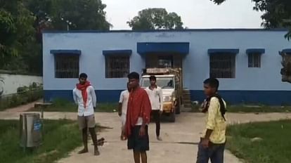 Bihar News: पंखे से झूलता मिला नवविवाहिता का शव, ससुराल वाले फरार; दहेज के लिए करते थे प्रताड़ित Dead body of newly married woman found hanging from fan in Khagaria, in-laws absconding; dowry murder case