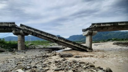 Bridge built on the Malan river broke in the tussle between the departments Uttarakhand news in hindi