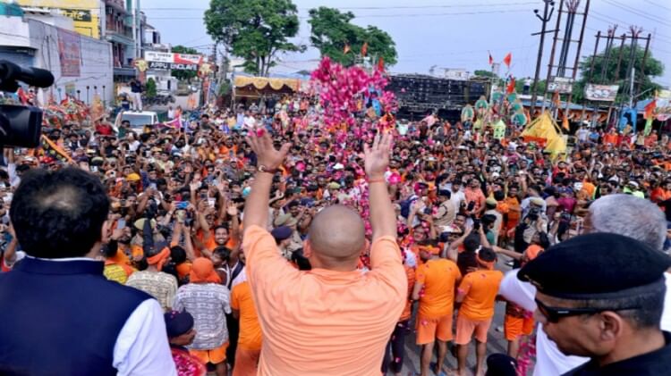 Meerut News: CM Yogi Adityanath showered flowers on Kanwariyas on highway, see photos