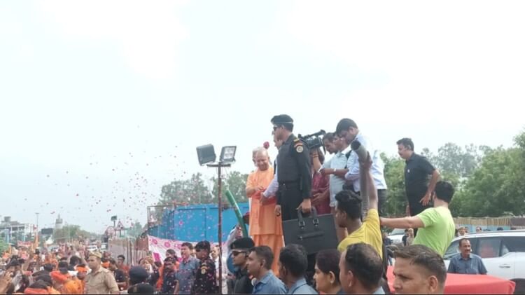 Meerut News: CM Yogi Adityanath showered flowers on Kanwariyas on highway, see photos