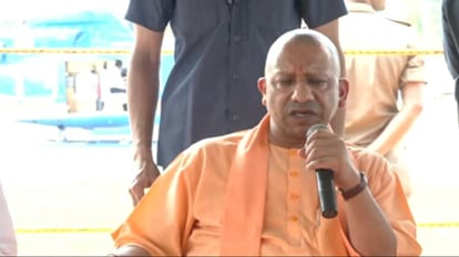 UP: सीएम योगी ने जाना पीड़ितों का हाल, बांटी राशन किट, बाढ़ प्रभावित क्षेत्रों का किया हवाई निरीक्षण CM Yogi reached Saharanpur, distributed ration kit, will conduct aerial inspection of flood affected areas