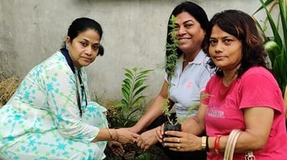 Varanasi: इनरव्हील क्लब ऑफ वाराणसी सेंट्रल ने किया वृक्षारोपण, प्राकृतिक आपदाओं से बचने का उपाय भी बताया Varanasi: Innerwheel Club of Varanasi Central planted trees, also told the way to avoid natural calamities