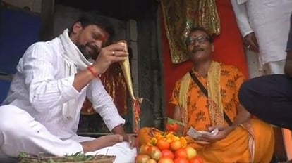 wanted to do Rudrabhishek by making Shivling of tomato by Apna Dal leader harish mishra