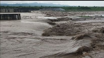 Flood News People living on the banks of Yamuna should be alert water will increase till night helpline number