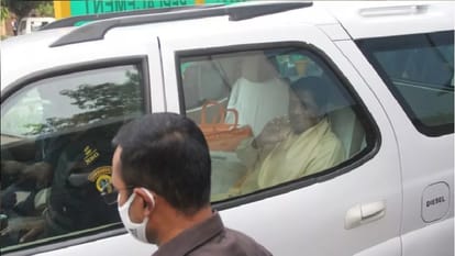 अपनी भाभी का हाल जानने पहुंची बसपा प्रमुख मायावती
