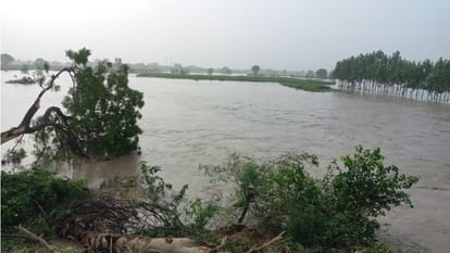 Baghpat: many villages are in danger due to breach of embankment of Yamuna, officers is not taking action
