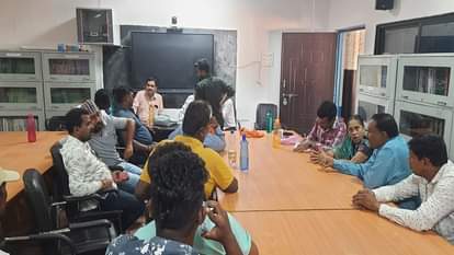 बैठक करते शिक्षक