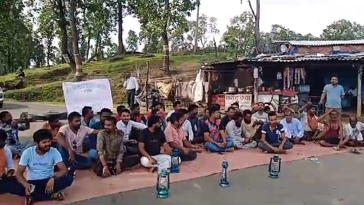people block Janakpur-Manendragarh road in protest against undeclared power cut in MCB